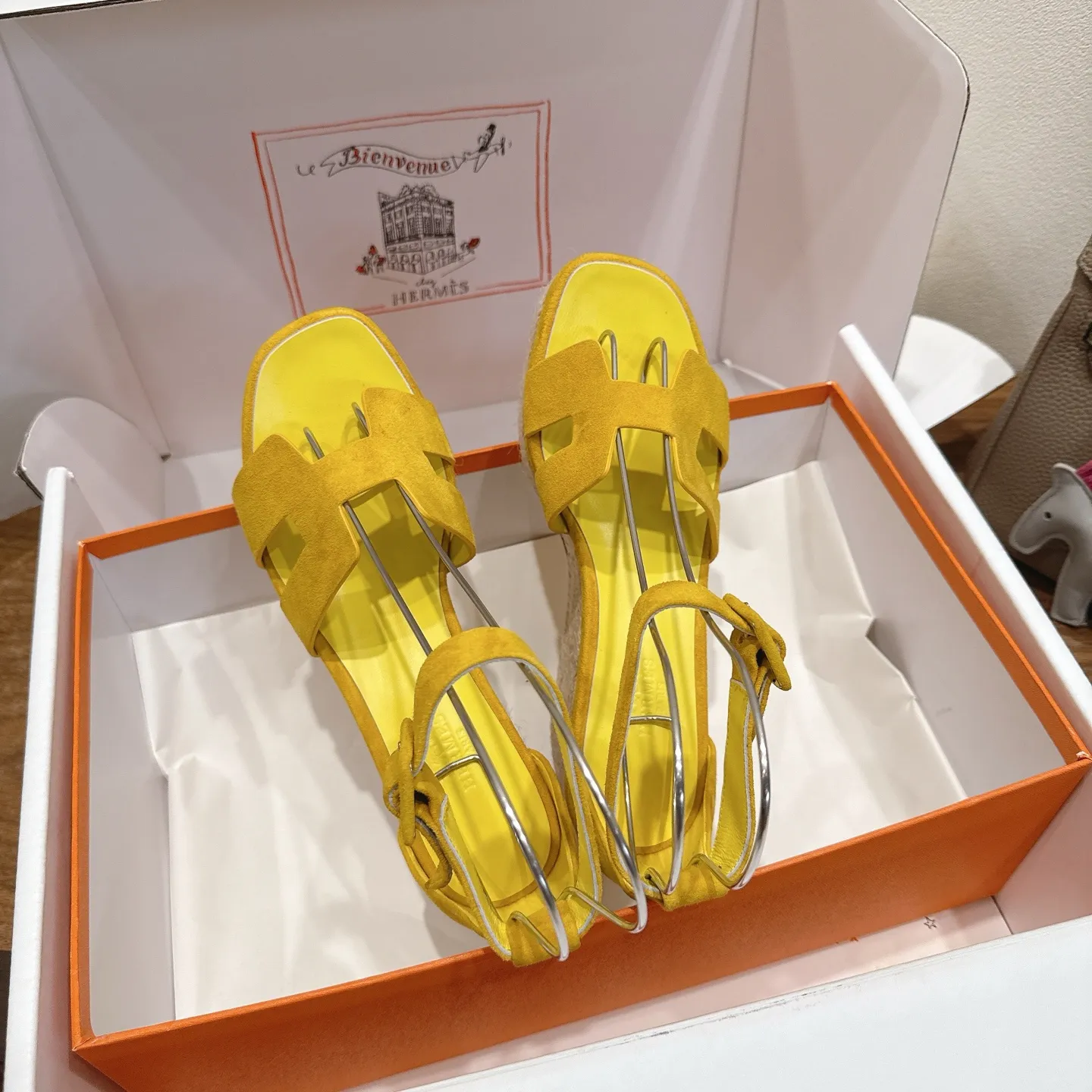 👟👟Ex-factory price 720👟👟 Hermes... a Eclair 2025 new color + popular series, the version is super positive, with a certain thickness, which makes the legs longer! Breathable, comfortable calfskin, spring and summer color matching, this item is both beautiful and comfortable! Channel supply code size: 35-39 can be ordered as 40.41 with airplane box ➕20